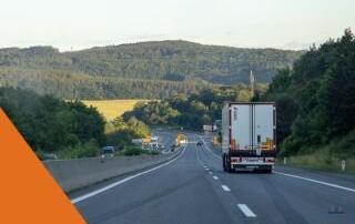 Vrachtwagen op de snelweg