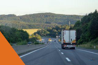 Vrachtwagen op de snelweg